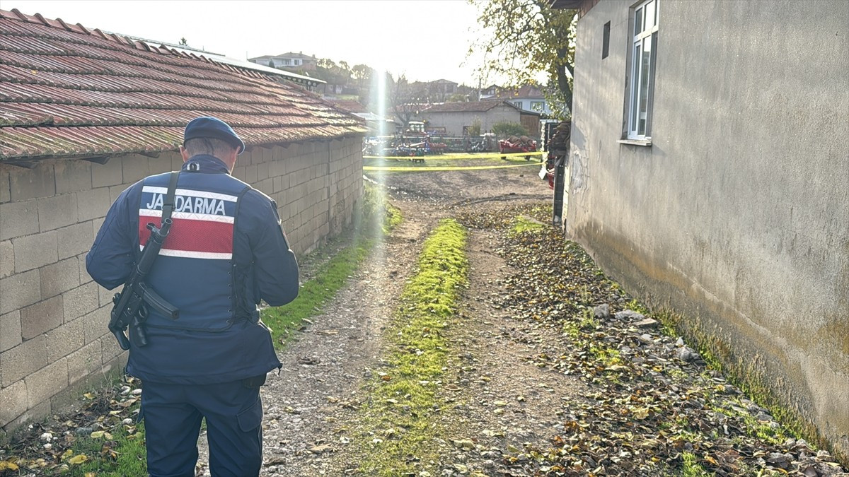 Kırklareli'nin Lüleburgaz ilçesinde bir evin bahçesinde bulunan havan topu jandarma ekiplerince...