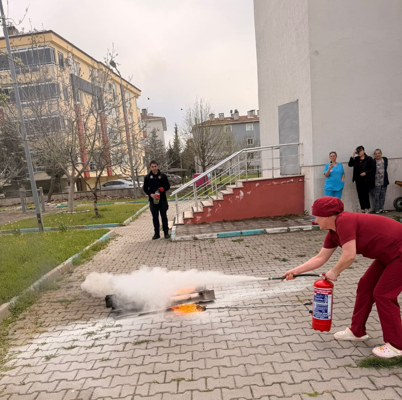 KIRKLARELİ'NİN LÜLEBURGAZ İLÇESİNDE HUZUREVİ SAKİNLERİ VE PERSONELLERİNE "UYGULAMALI YANGIN...