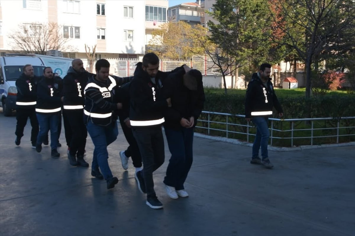 Kırklareli'nin Lüleburgaz ilçesinde "yağma" ve "gasp" suçlarına karıştıkları gerekçesiyle 7...