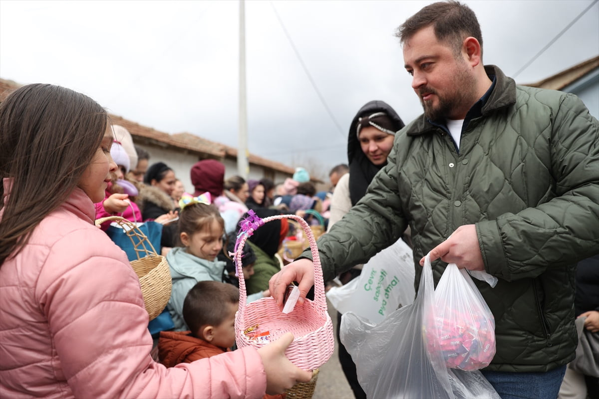Kırklareli'nin Pınarhisar ilçesinde asırlık Balkan geleneği "sepetle şeker toplama" etkinliği...