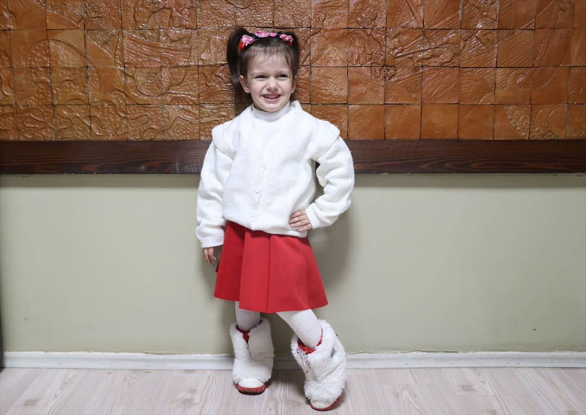 Kırklareli'nin Vize ilçesinde 3 yaşındaki Gülsu Işıl Korkmaz'ın bir köy okulunda "Bayrak" şiirini...