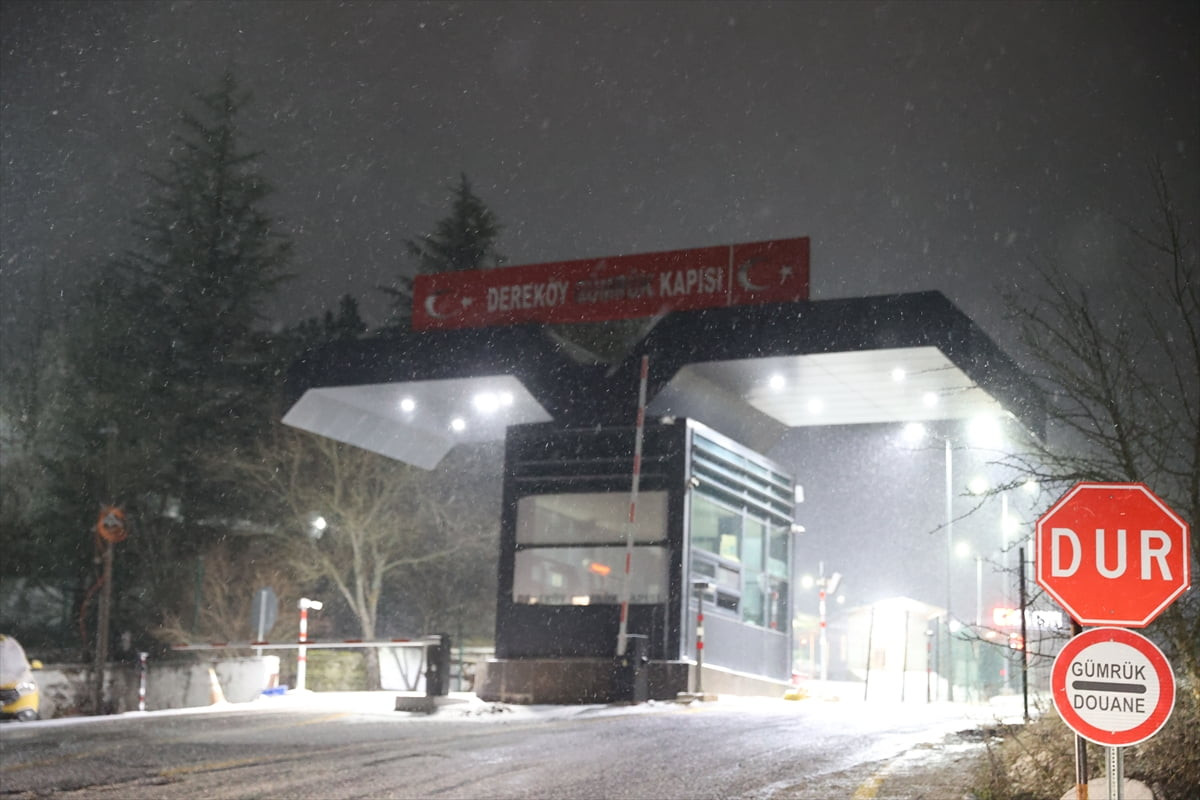 Kırklareli'nin yüksek kesimlerinde kar yağışı etkili oluyor. Dereköy Sınır Kapısı yakınlarında...