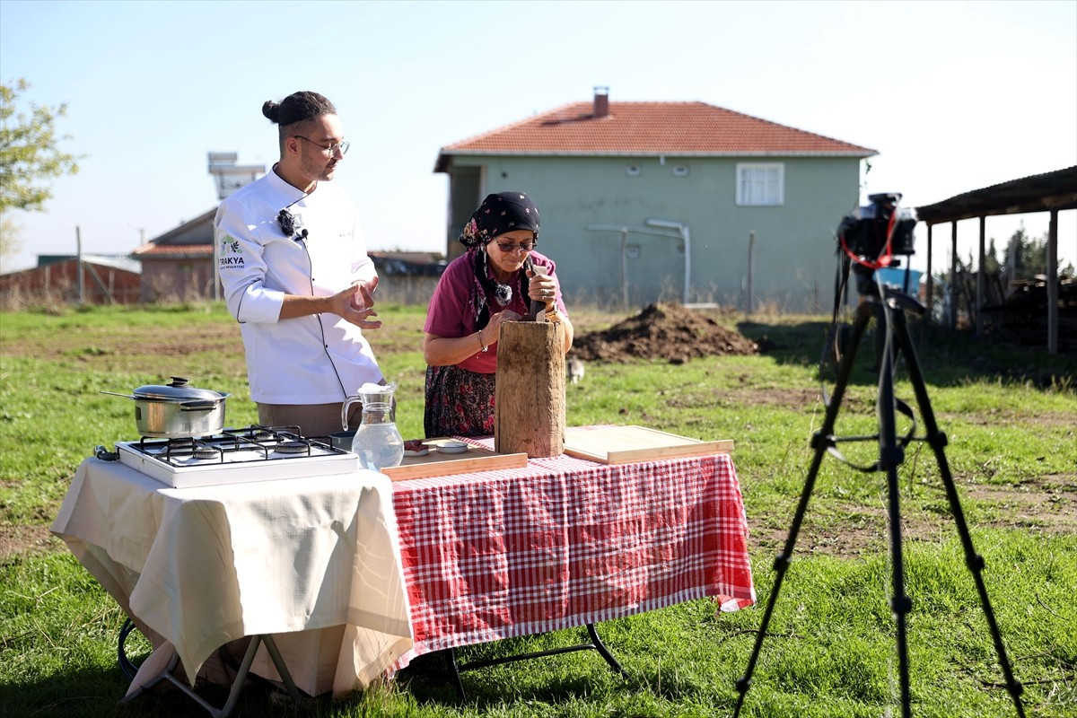 Kırklarelili üniversite öğrencisi Arda Kocabaş, Trakya'nın unutulmaya yüz tutan lezzetlerini kayıt...