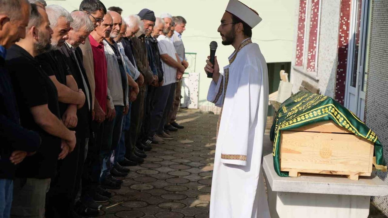 Kırklareli'nde silahlı saldırıda hayatını kaybeden 4 yaşındaki Öykü Naz toprağa verildi