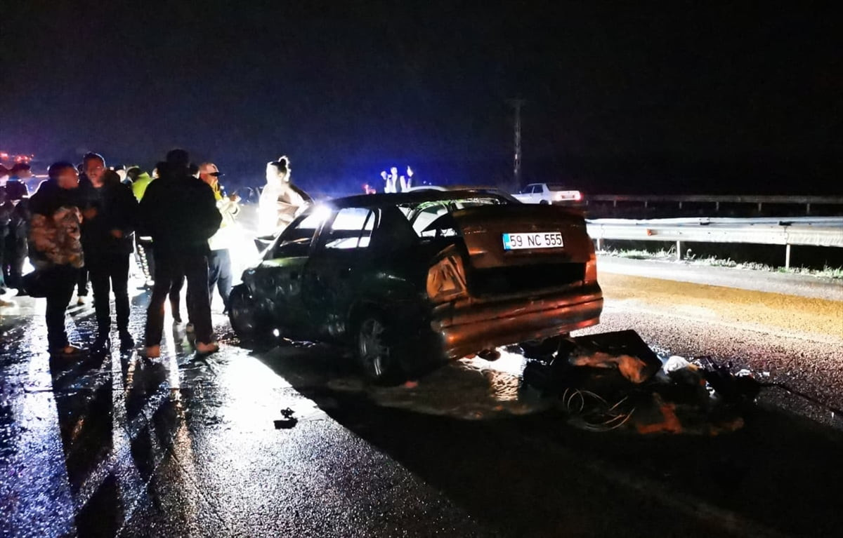 Kırklareli’nin Lüleburgaz ilçesinde 4 otomobilin karıştığı zincirleme trafik kazasında 2 kişi...