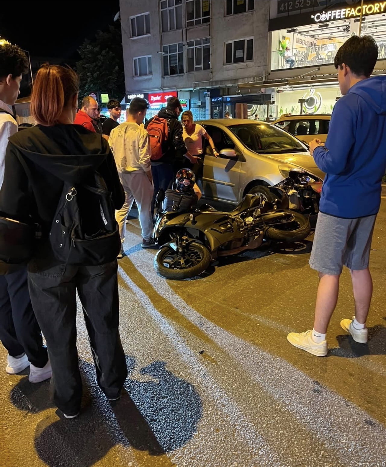 KIRKLARELİ’NİN LÜLEBURGAZ İLÇESİNDE OTOMOBİL İLE MOTOSİKLETİN ÇARPIŞTIĞI TRAFİK KAZASINDA ŞANS...