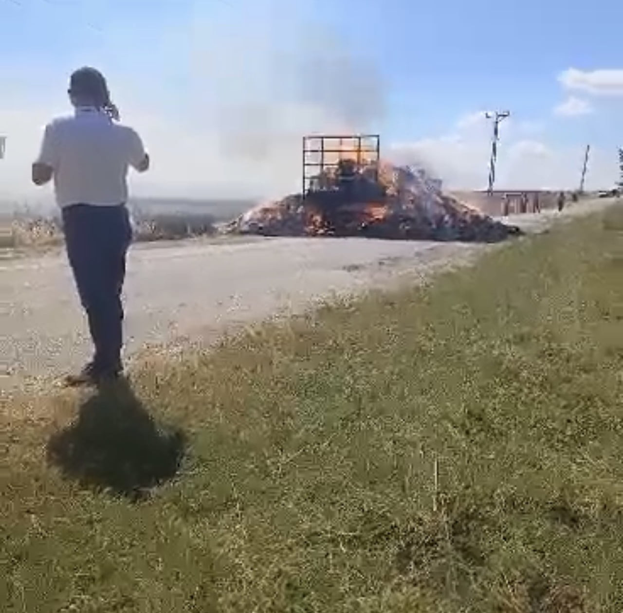 KIRKLARELİ’NİN LÜLEBURGAZ İLÇESİNE BAĞLI EVRENSEKİZ BELDESİNDE SEYİR HALİNDEKİ BALYA YÜKLÜ...