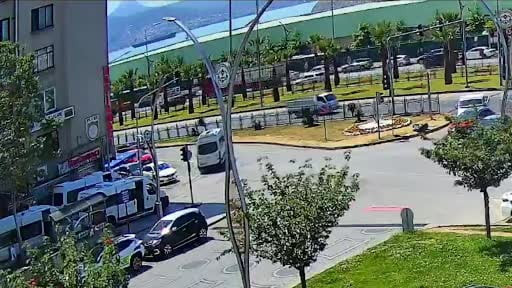 Kırmızı ışık ihlali 3 kişinin yaralanmasına neden oldu: Kaza anı kamerada