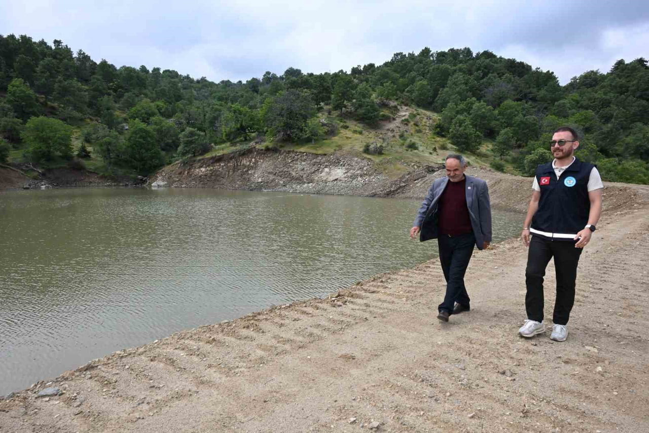 KIRSAL HİZMETLER DAİRESİ BAŞKANLIĞI’NDA GÖREVLİ MÜHENDİS BOZKURT İBRİM (SAĞDAKİ), DAMATLI...