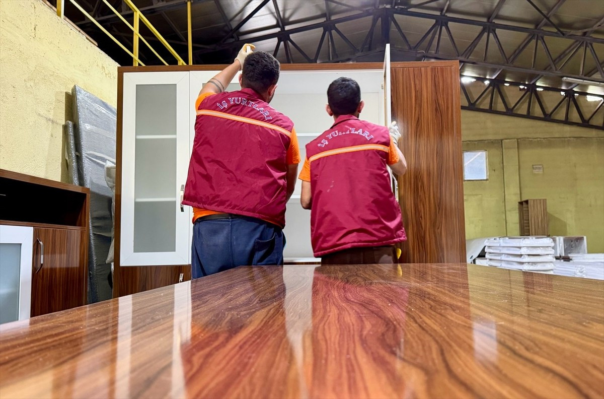 Kırşehir Açık Ceza İnfaz Kurumu yerleşkesindeki atölyelerde üretilen mobilyalar adliye odaları ve...