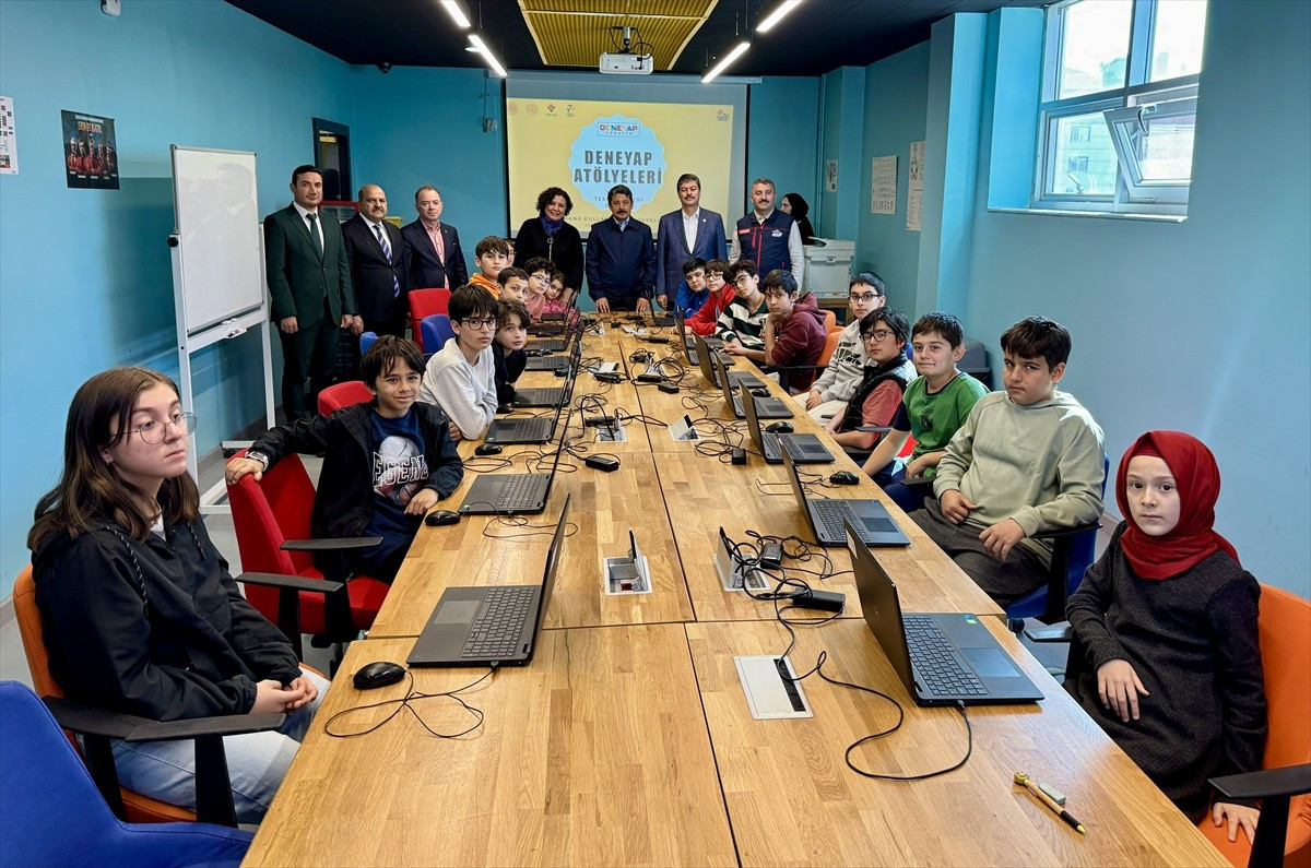 Kırşehir Cacabey Gençlik Merkezi'nde oluşturulan DENEYAP Teknoloji Atölyeleri, 51 öğrenciyi mezun...
