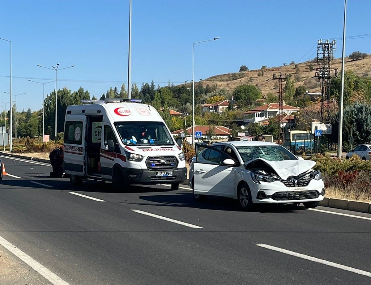 Kırşehir merkeze bağlı Özbağ beldesinde otomobilin çarptığı yaya hayatını kaybetti.