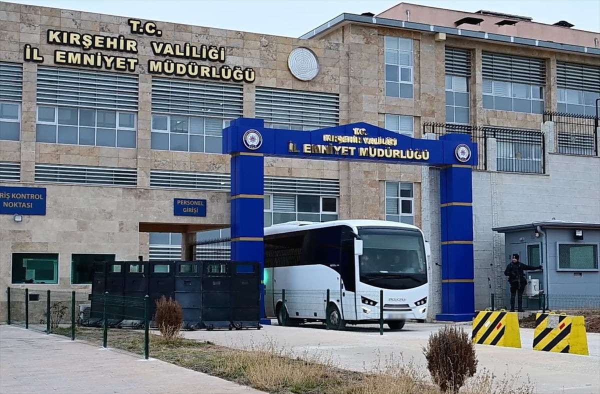 Kırşehir merkezli 3 ilde, terör örgütü DEAŞ'a yönelik operasyonda gözaltına alınan 13 şüpheliden...