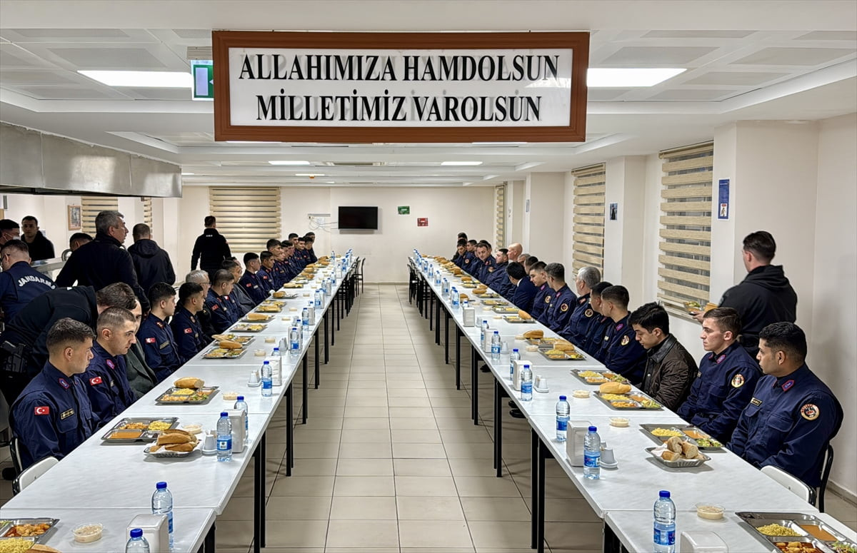 Kırşehir Valisi Murat Sefa Demiryürek, İl Jandarma Komutanlığı ev sahipliğinde düzenlenen iftar...