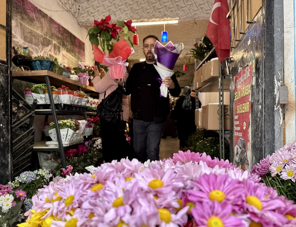 Kırşehir'de, 24 Kasım Öğretmenler Günü dolayısıyla çiçekçilerde sipariş yoğunluğu yaşanıyor....