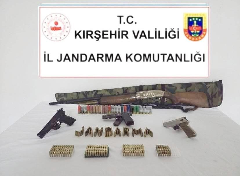 KIRŞEHİR'DE 4 RUHSATSIZ SİLAH İLE 313 ADET FİŞEK ELE GEÇİRİLDİ.