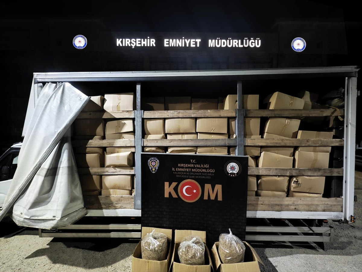 Kırşehir'de bir kamyonun kasasında 3,4 ton kıyılmış tütün ele geçirildi, 1 şüpheli gözaltına...