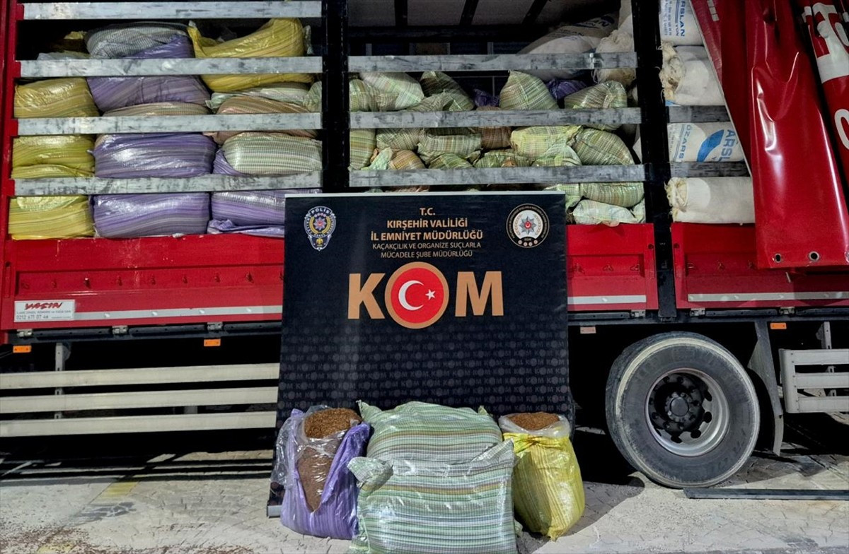 Kırşehir'de bir kamyonun kasasında 5 ton kıyılmış kaçak tütün ele geçirildi, sürücü gözaltına...