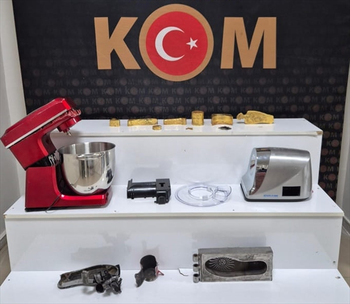 Kırşehir'de bir taksideki kıyma ve hamur yoğurma makineleri ile ayakkabı üretim kalıbı içine...
