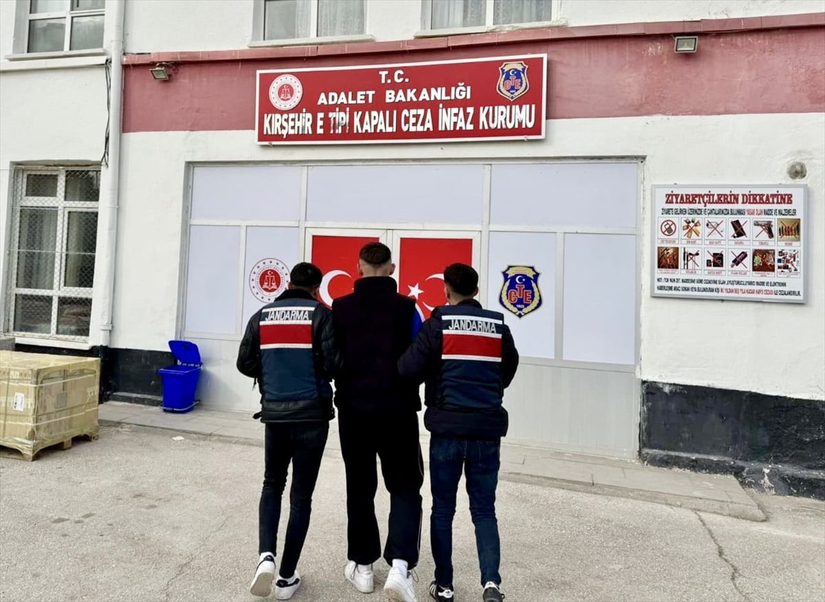 Kırşehir'de cezaevinden izinli çıkan hükümlü, uyuşturucu operasyonunda gözaltına alındı. Üzerinde...