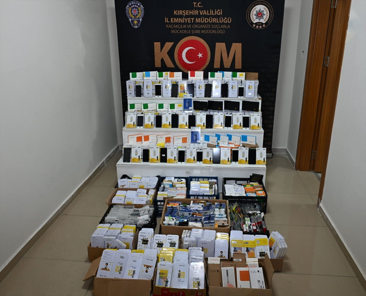 Kırşehir'de çok sayıda kaçak cep telefonu ekranı ve bataryası ele geçirildi, 1 şüpheli gözaltına...