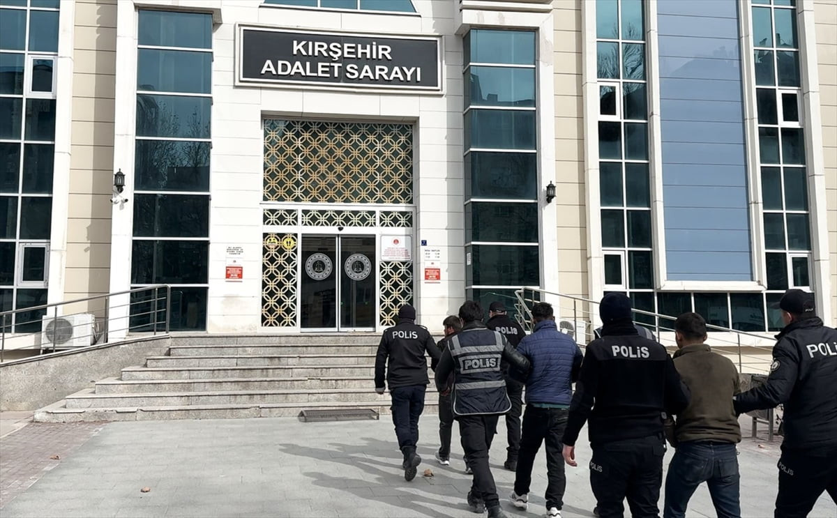 Kırşehir'de düzenlenen hırsızlık operasyonunda gözaltına alınan 3 zanlı tutuklandı.