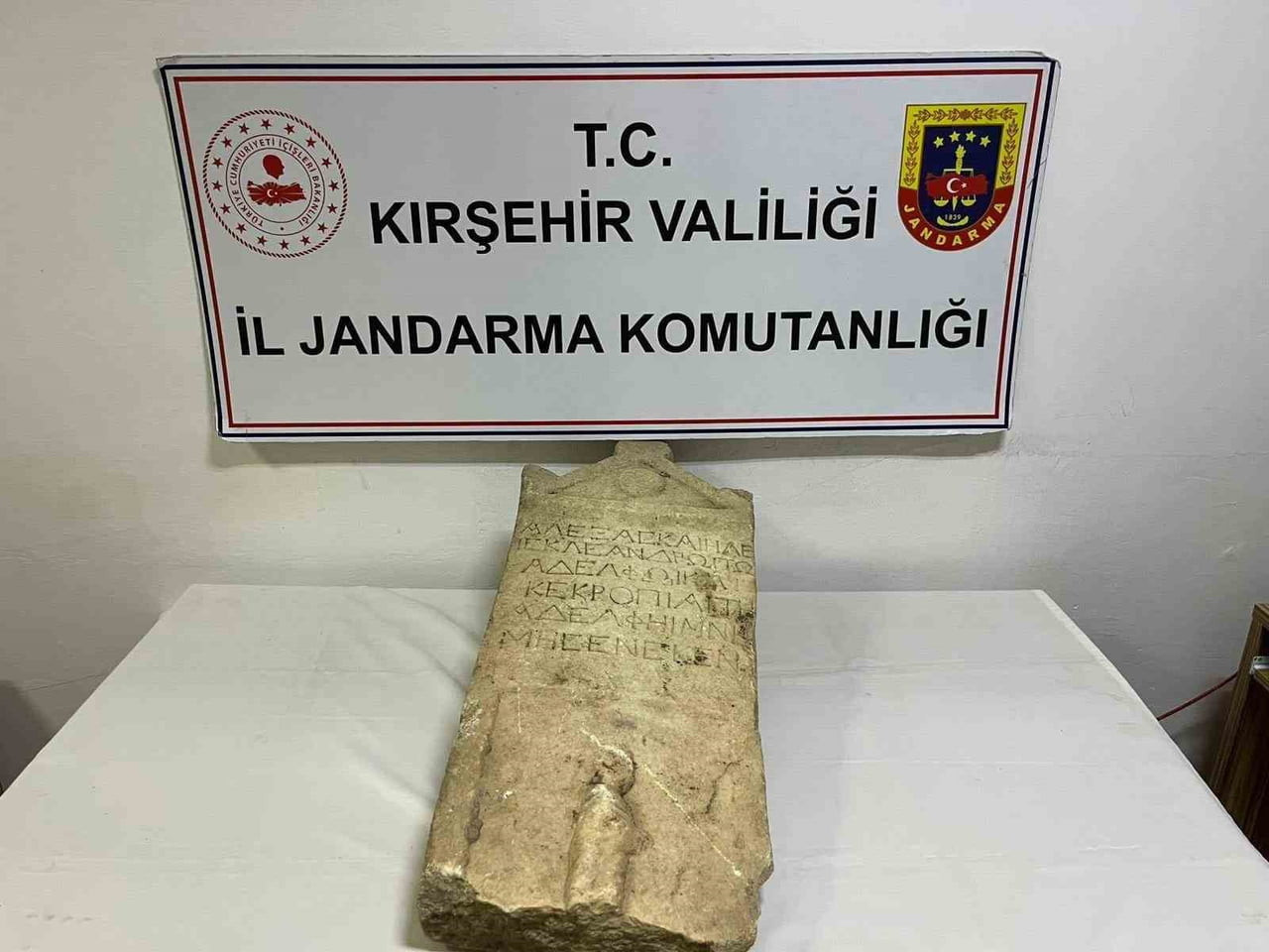 KIRŞEHİR'DE DÜZENLENEN OPERASYONDA, ROMA DÖNEMİNE AİT OLDUĞU DEĞERLENDİRİLEN MEZAR TAŞI ELE...