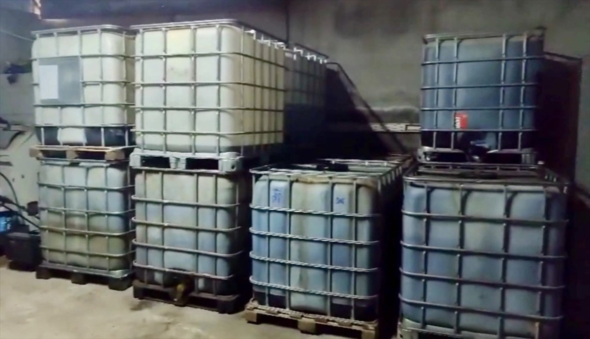 Kırşehir'de düzenlenen operasyonda toplam 33 bin litre kaçak akaryakıt ele geçirildi 3 zanlı...