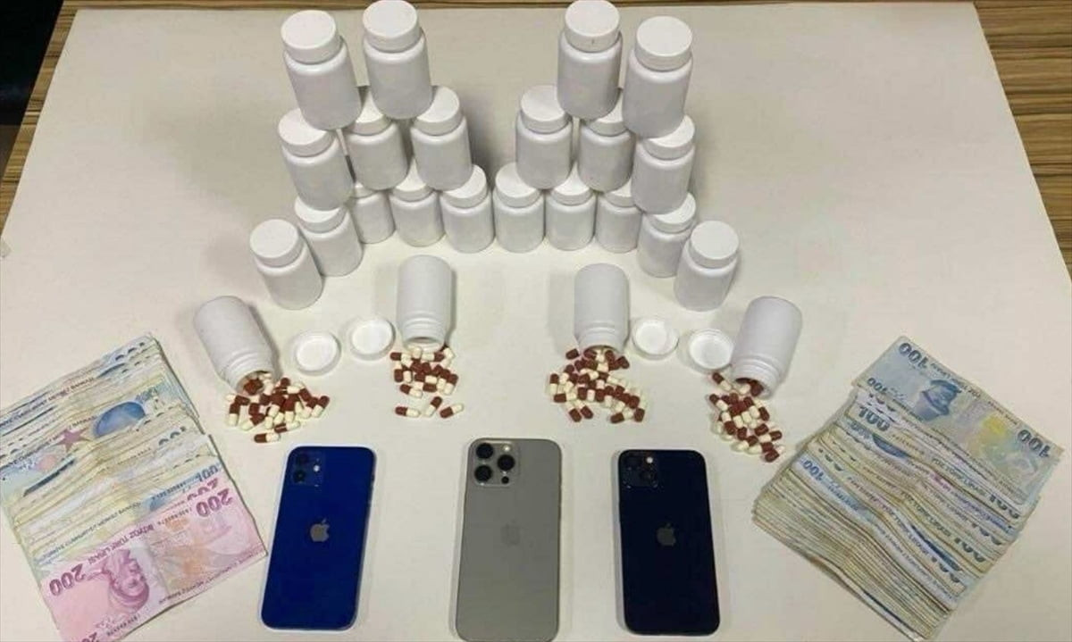 Kırşehir'de düzenlenen uyuşturucu operasyonunda gözaltına alınan 3 şüpheliden 2'si tutuklandı....