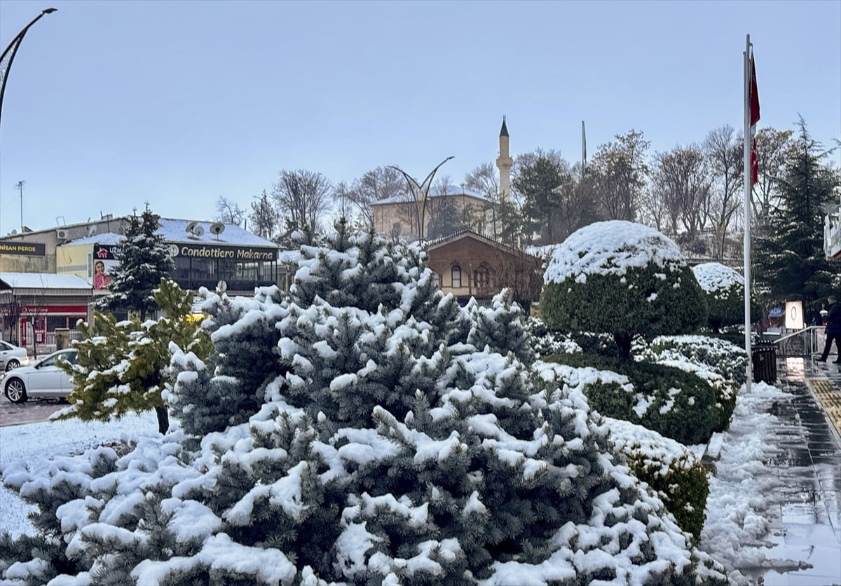 Kırşehir'de gece saatlerinde başlayan ve aralıklarla devam eden kar yağışı etkisini sürdürüyor....