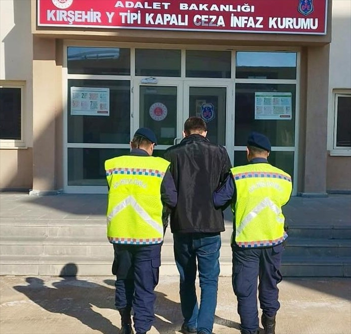 Kırşehir'de hakkında 10 yıl 40 gün kesinleşmiş hapis cezası bulunan cezaevi firarisi, jandarma...