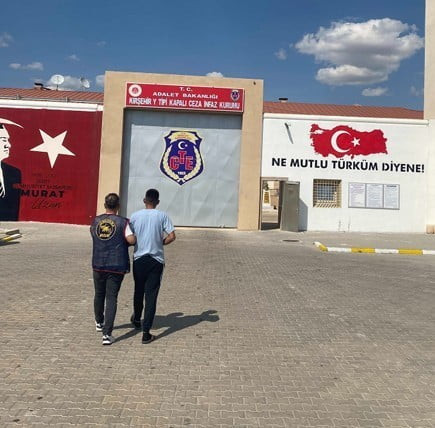 KIRŞEHİR'DE JANDARMA ARANAN ŞAHISLAR ÇALIŞMASINDA HAKKINDA KESİNLEŞMİŞ 14 YIL 6 AY ARAMASI BULUNAN...