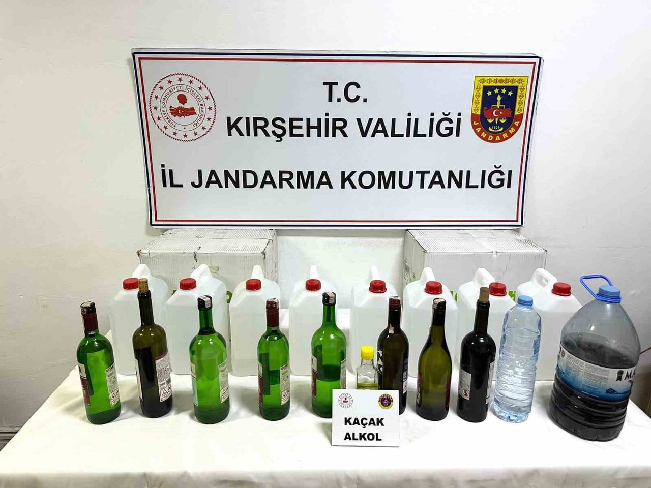 KIRŞEHİR'DE JANDARMA EKİPLERİNCE DÜZENLENEN OPERASYONDA 40 LİTRE KAÇAK ETİL ALKOL İLE 8 LİTRE EL...