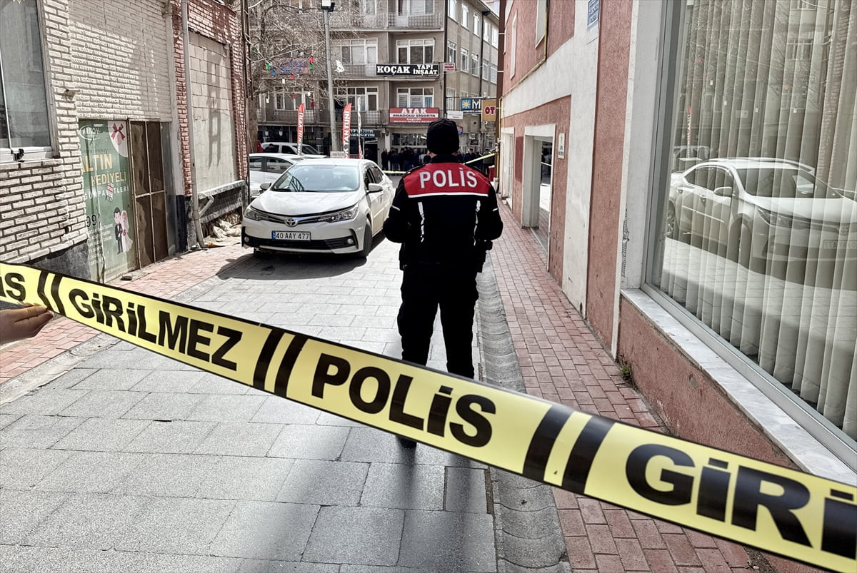 Kırşehir'de kahvehaneye yapılan silahlı saldırıda 2 kişi, kırılan camların üzerlerine düşmesi...