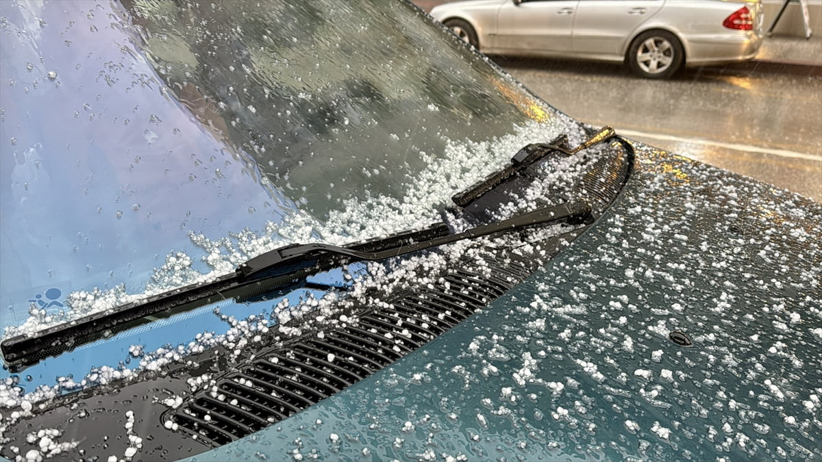 Kırşehir'de kuvvetli sağanak ve dolu yağışı etkili oldu. Park halindeki araçların üstünde dolu...