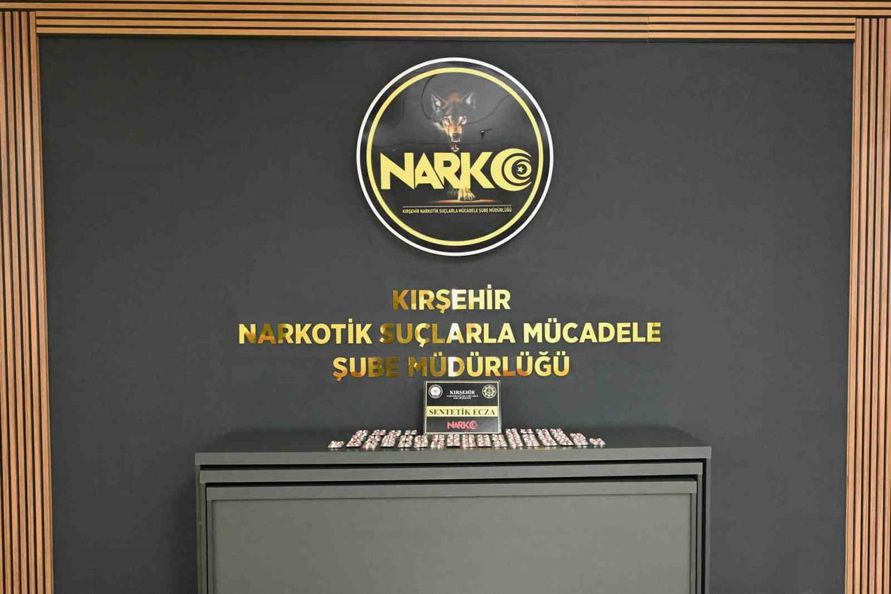 KIRŞEHİR'DE NARKOTİK EKİPLERİNCE DÜZENLENEN OPERASYONDA 551 SENTETİK  HAP ELE GEÇİRİLİRKEN...