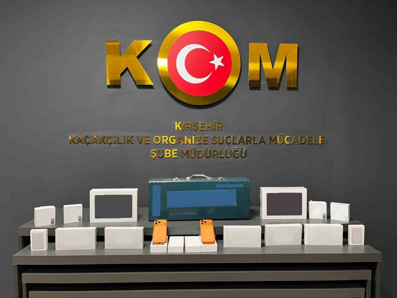 KIRŞEHİR'DE POLİS, BİR ARAÇTA YAPILAN ARAMADA ÇOK SAYIDA KAÇAK ELEKTRONİK ÜRÜN ELE...