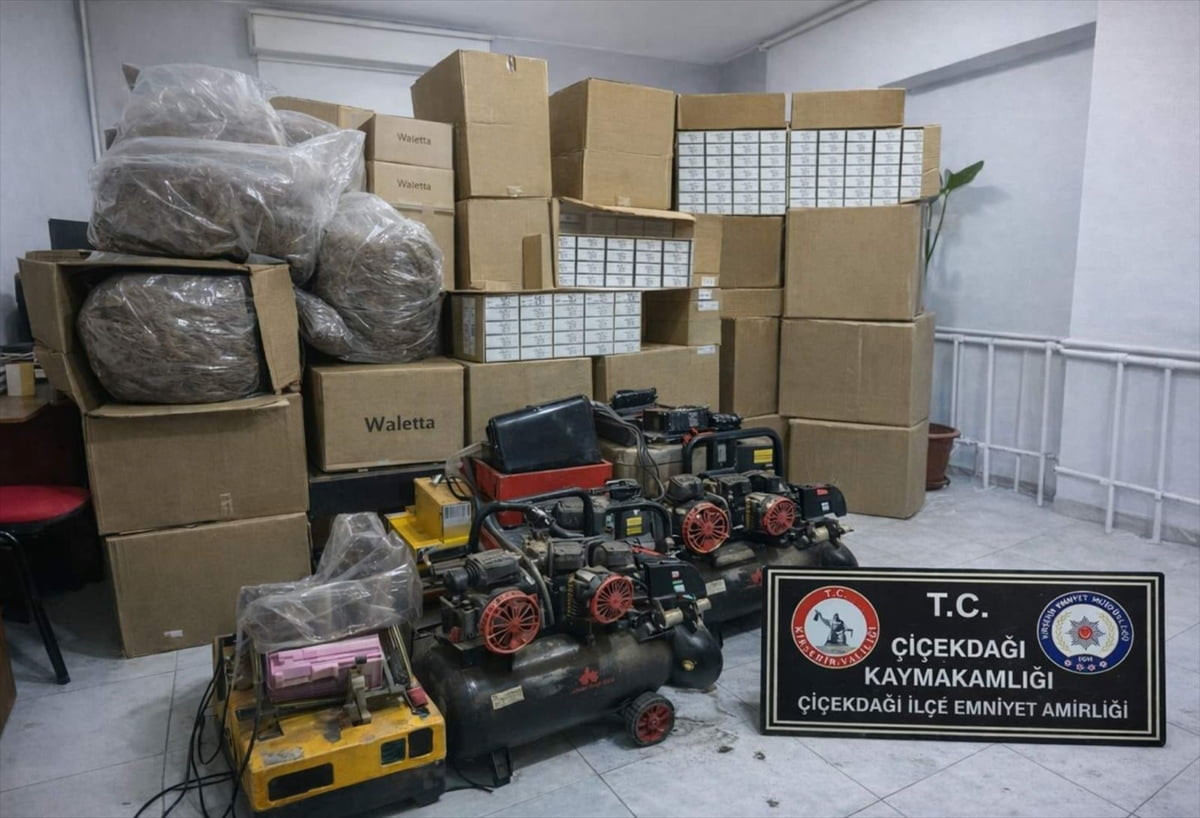 Kırşehir'de polis ekiplerince 1 milyon 217 bin makaron (filtreli sigara kağıdı) ele geçirildi, 3...