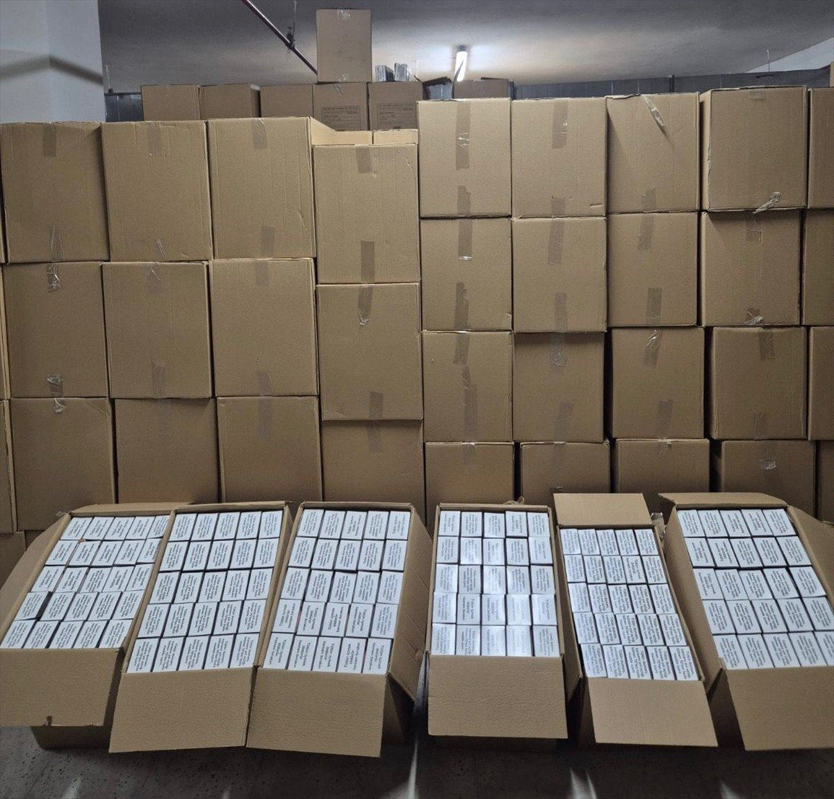 Kırşehir'de polis ekiplerince düzenlenen operasyonda, 1 milyon makaron (filtreli sigara kağıdı)...