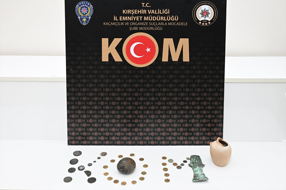 Kırşehir'de polis ekiplerince tarihi nitelikte olduğu değerlendirilen 35 sikke ve 3 obje ele...