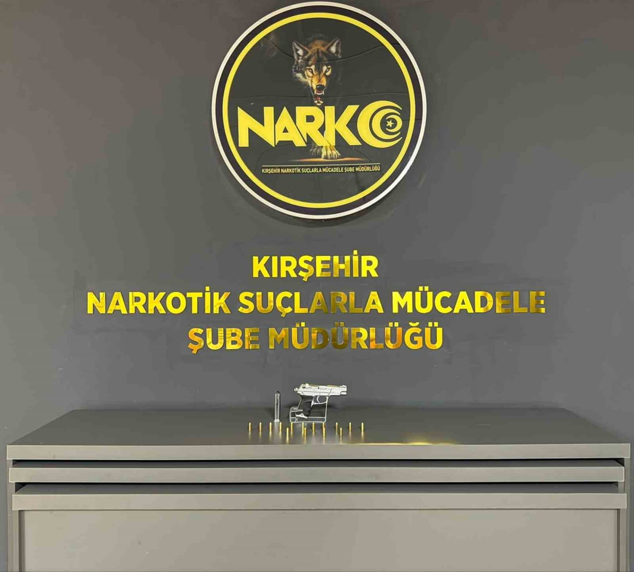 KIRŞEHİR'DE POLİS UYGULAMADA, BİR OTOMOBİLDE RUHSATSIZ TABANCA, ŞARJÖR VE FİŞEK ELE...