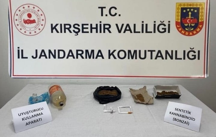 KIRŞEHİR'DE POLİS VE JANDARMA EKİPLERİNCE DÜZENLENEN UYUŞTURUCU OPERASYONUNDA 2 ŞÜPHELİ...