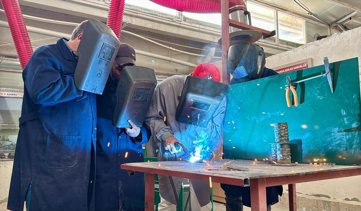 Kırşehir'de "Bir Mesleğin Olsun Projesi" kapsamında açılan kursta kaynakçılığı öğrenen 21 yükümlü...