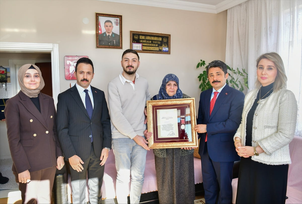 Kırşehir'de şehit ailesine Devlet Övünç Madalyası ve Beratı verildi. Kırşehir Valisi Murat Sefa...