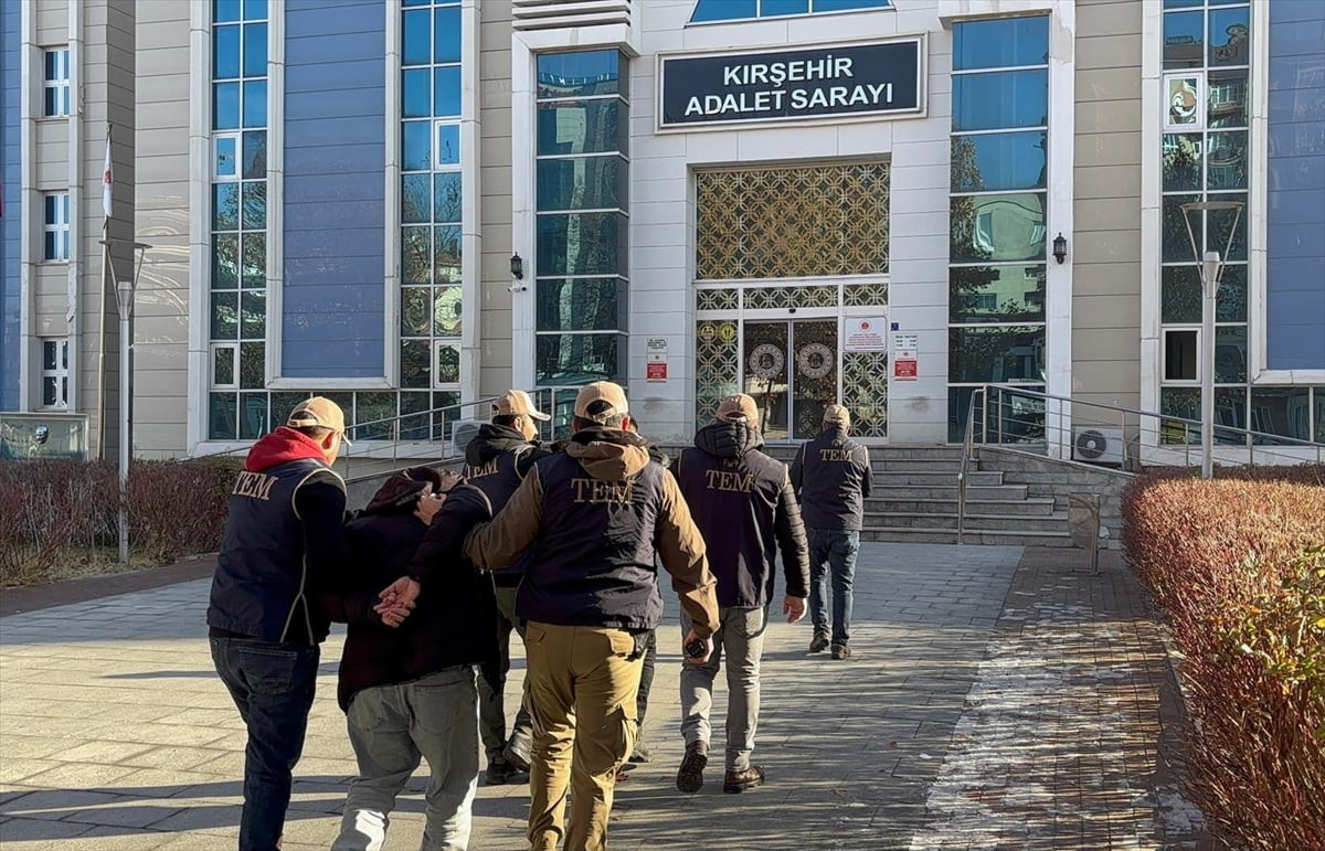 Kırşehir'de terör örgütü DEAŞ'a yönelik operasyonda gözaltına alınan 3 şüpheli...