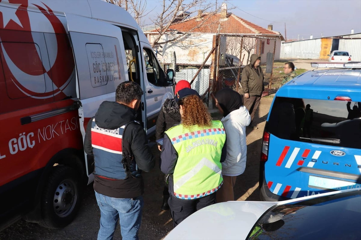Kırşehir'de yasa dışı yollarla yurda girdiği belirlenen 19 düzensiz göçmen yakalandı. Düzensiz...