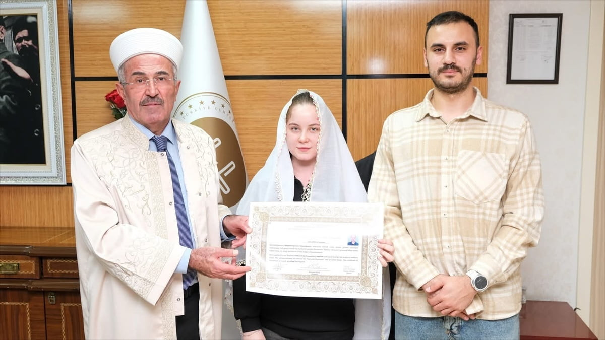 Kırşehir'de yaşayan Rus kadın Julia Hektepoba (ortada), Müslüman olarak "Elif" ismini aldı. İl...