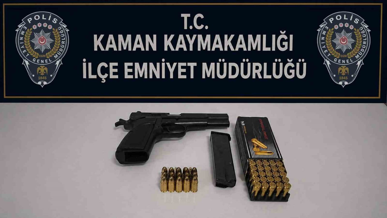 KIRŞEHİR'İN KAMAN İLÇESİNDE POLİS, UYGULAMADA RUHSATSIZ TABANCA VE FİŞEK ELE GEÇİRDİ.