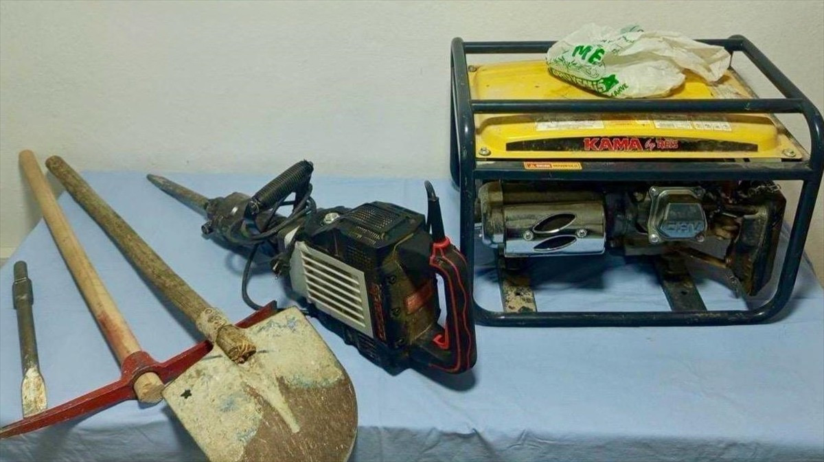 Kırşehir'in Mucur ilçesinde izinsiz kazı yapan 3 şüpheli gözaltına alındı. Yapılan aramada, delici...