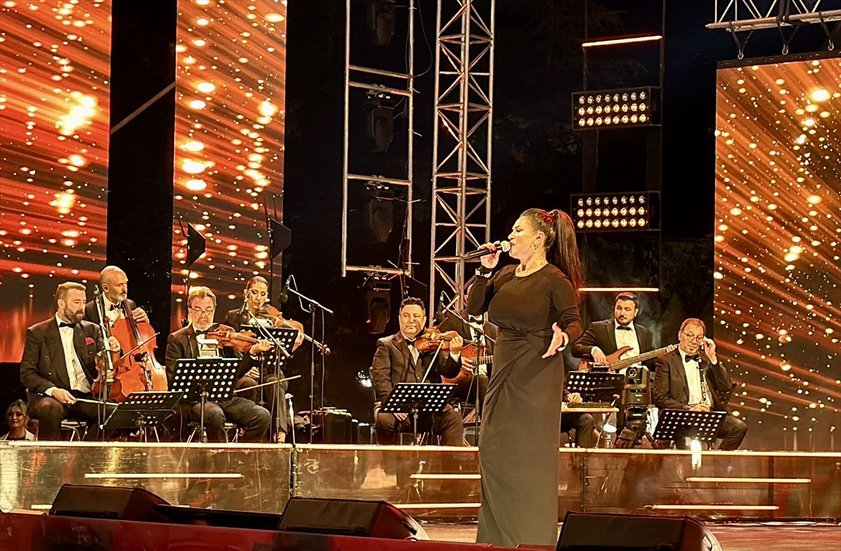 Kırşehir’de, 38. Ahilik Haftası kutlamaları kapsamında halk konseri gerçekleştirildi. Cacabey...